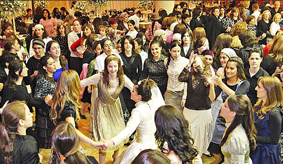 mujeres ortodoxas bailando